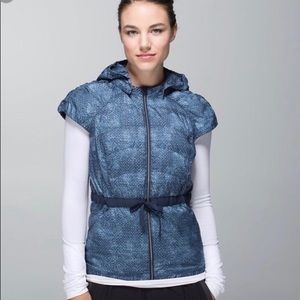 Lululemon atlética vest with hoddie.
